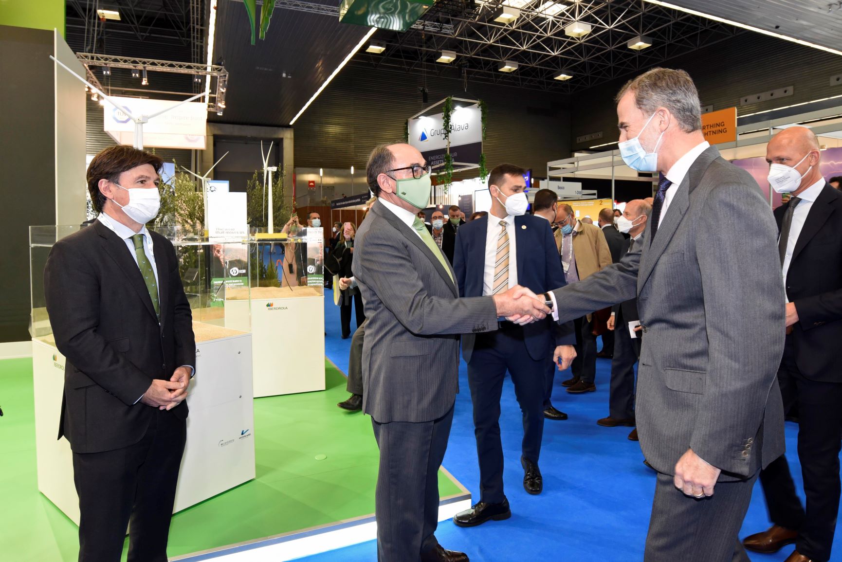 foto noticia El rey Felipe VI visita junto a Ignacio Galán el stand de Iberdrola en WindEurope Bilbao 22.